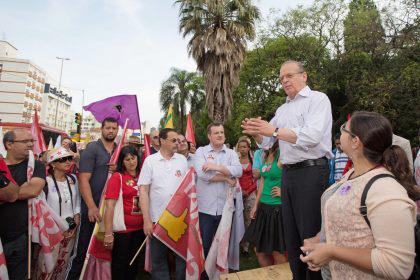 Tarso Genro talking to a crowd during election campaign